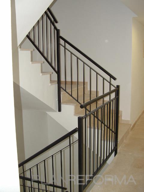 Escalera Estilo moderno Color beige, blanco, negro  diseñado por Reactiva Obras y Proyectos | Gremio | Copyright Reactiva Obras y Proyectos