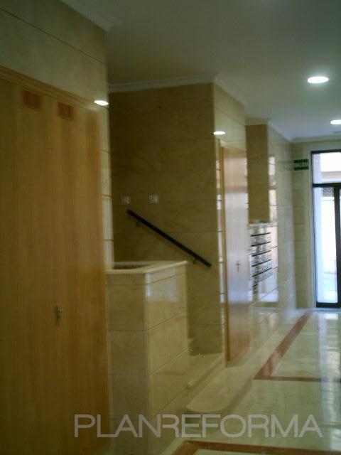 Vestibulo Estilo moderno Color beige, gris  diseñado por Reactiva Obras y Proyectos | Gremio | Copyright Reactiva Obras y Proyectos
