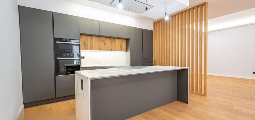 Cocina Estilo moderno Color azul cielo  diseñado por Reformas Integrales Málaga Capital | Reformista, constructor 