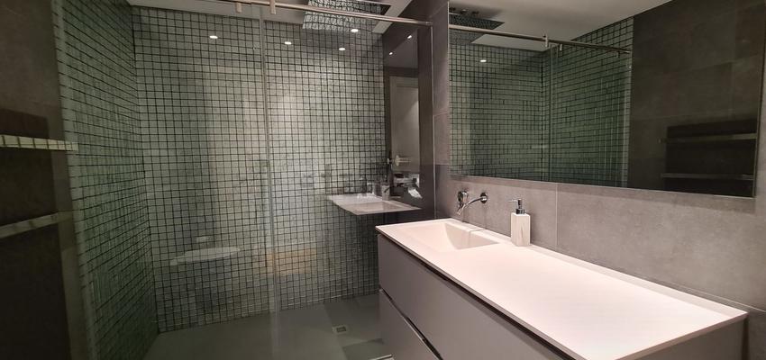 Baño Estilo moderno Color azul cielo  diseñado por Reformas Integrales Málaga Capital | Reformista, constructor 