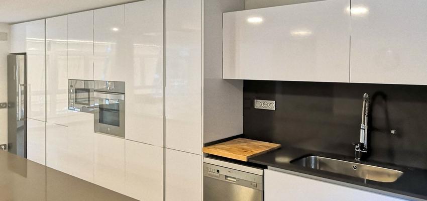 Cocina Estilo moderno Color azul cielo  diseñado por Reformas Integrales Málaga Capital | Reformista, constructor 