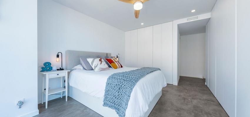Dormitorio Estilo moderno Color azul cielo  diseñado por Reformas Integrales Málaga Capital | Reformista, constructor 