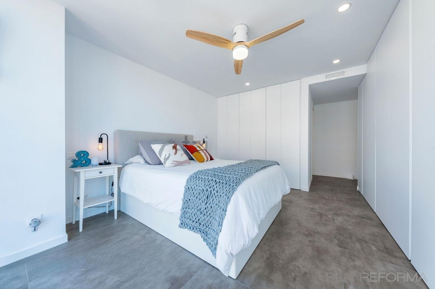 Dormitorio Estilo moderno Color azul cielo  diseñado por Reformas Integrales Málaga Capital | Reformista, constructor 