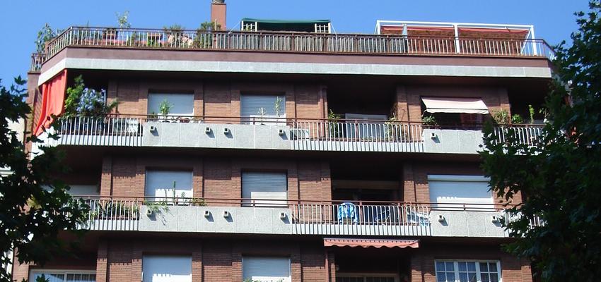 Balcon, Exterior style moderno color azul, marron, gris  diseñado por MAAP arquitectura i rehabilitació | Arquitecto 