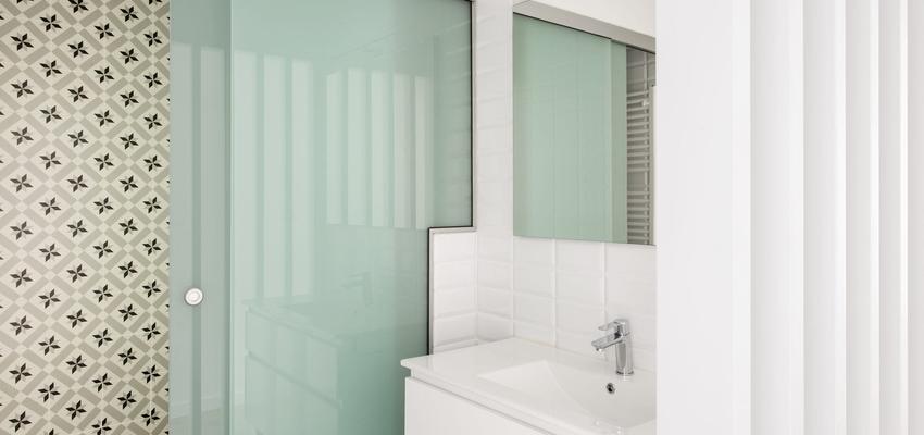 Baño Estilo moderno Color turquesa, azul cielo, gris  diseñado por Montajes Integrales Benmitsu S.L. | Gremio | Copyright Montajes Integrales Benmitsu S.L.