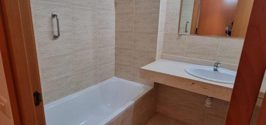 Baño Estilo contemporaneo Color ocre, naranja, amarillo claro  diseñado por Etika Projectes - Reformas | Reformista, constructor | Copyright SÍ