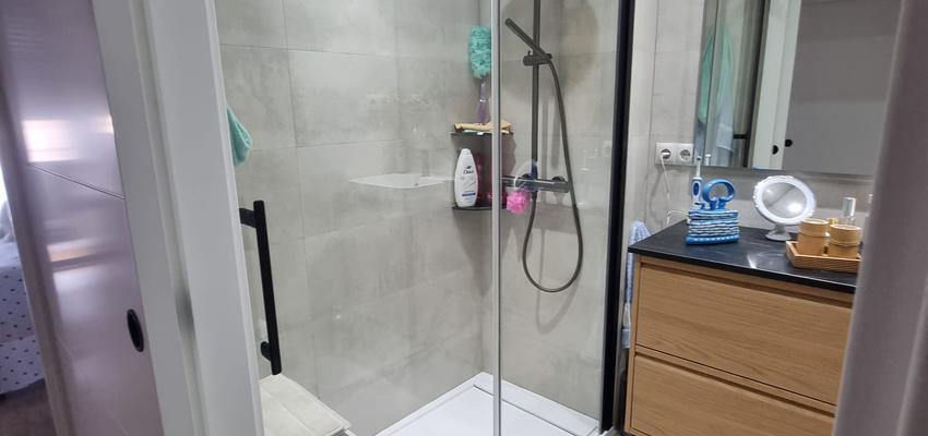 Baño Estilo contemporaneo Color blanco, gris, gris oscuro  diseñado por Etika Projectes - Reformas | Reformista, constructor | Copyright SÍ