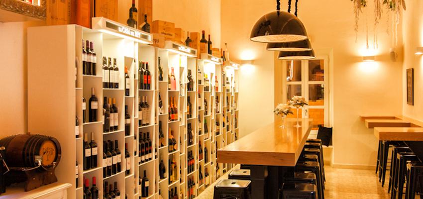 Bodega style tradicional color marron, blanco, gris, gris, negro  diseñado por Técnicos Consultores. Estudio de Arquitectura | Arquitecto 