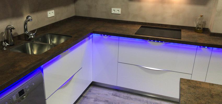 Cocina Estilo moderno Color azul, violeta, marron  diseñado por FERMIX CONSTRUCCIONES S.L | Gremio | Copyright Fermix construcciones s.l