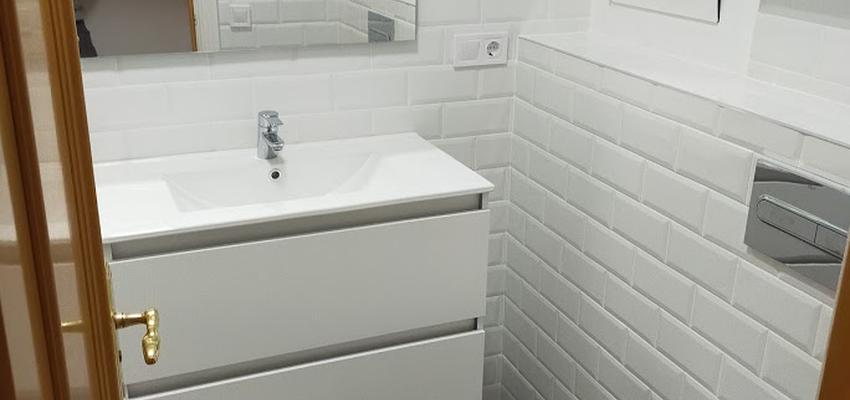 Baño Estilo clasico Color amarillo  diseñado por Fermix construcciones s.l | Gremio | Copyright Fermix construcciones s.l