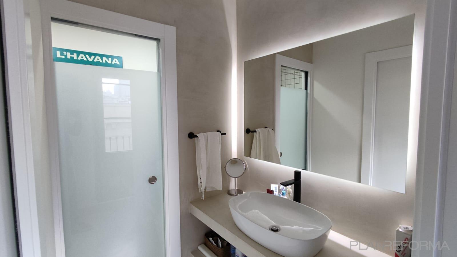 Baño, Lavadero Estilo moderno Color beige  diseñado por AQUI TU REFORMA | Gremio | Copyright Propietario