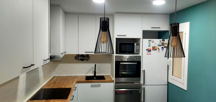 Cocina Estilo rustico Color ocre  diseñado por AQUI TU REFORMA | Gremio | Copyright propietario