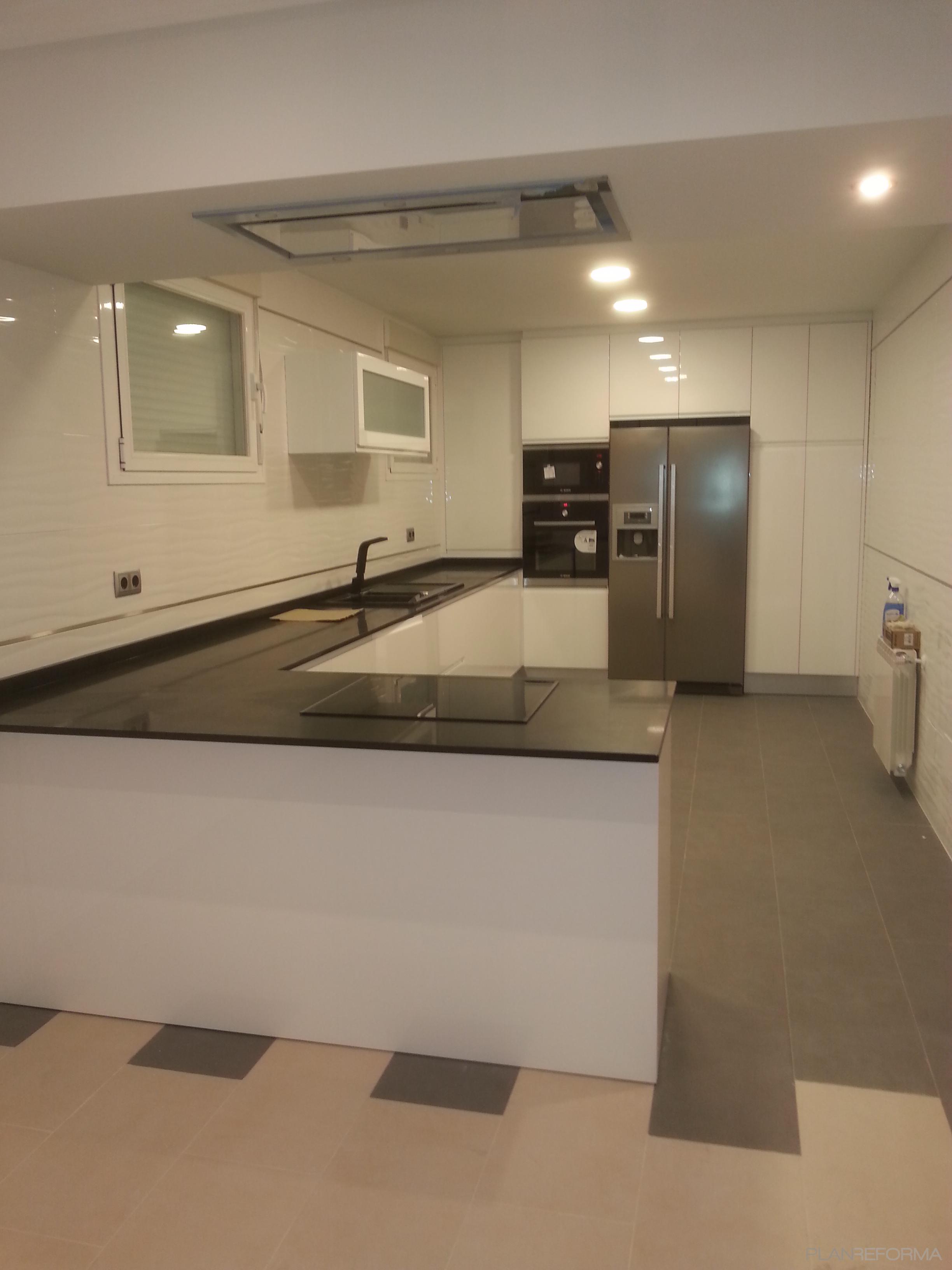 Cocina style moderno color beige, blanco, gris