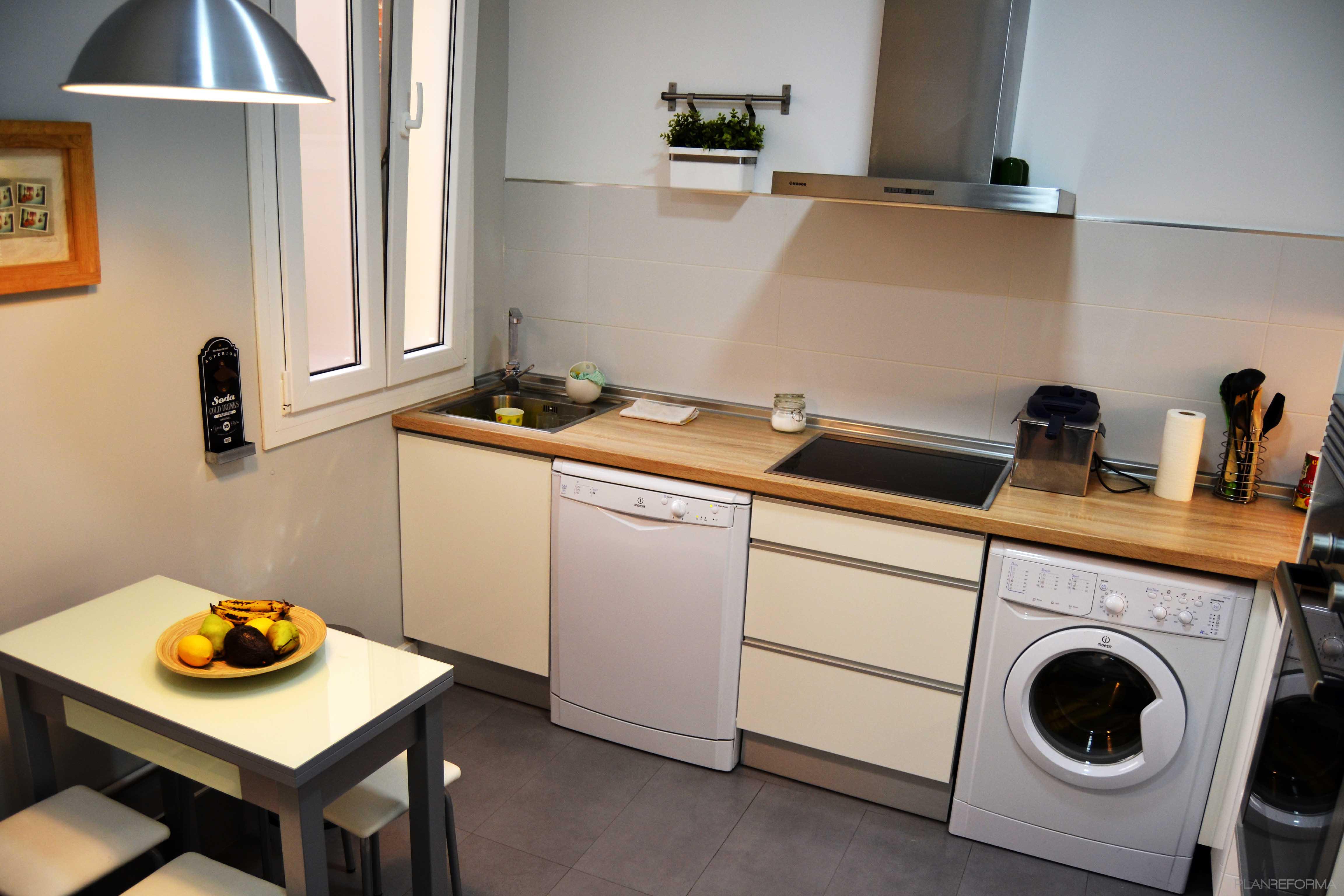 Cocina style moderno color beige, marron, beige, blanco, gris  diseñado por Cube Proyectos | Arquitecto | Copyright Cube Proyectos