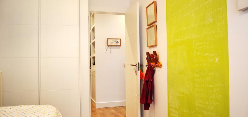 Dormitorio, Pasillo style moderno color verde, marron, blanco  diseñado por Cube Proyectos | Arquitecto | Copyright Cube Proyectos