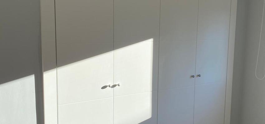 Dormitorio Estilo moderno Color beige, blanco, gris  diseñado por SENIA STAND S.L. | Gremio | Copyright FRENTE DE ARMARIO PUERTAS ABATIBLES SENIA STAND