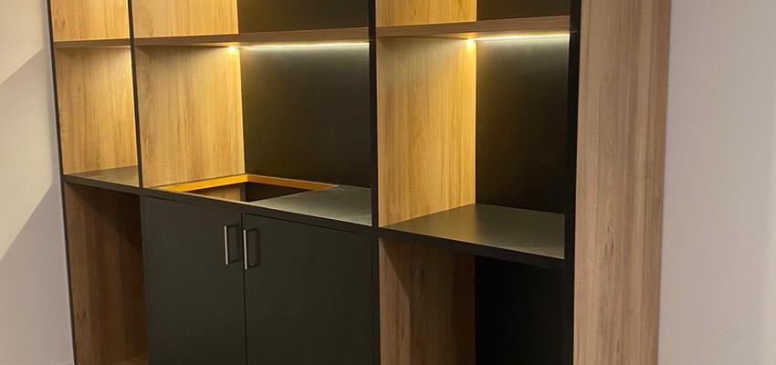 Bodega Estilo moderno Color marron, blanco, negro  diseñado por SENIA STAND S.L. | Gremio | Copyright MUEBLE BAR A MEDIDA SENIA STAND