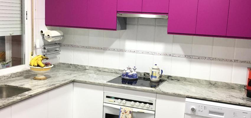 Cocina Estilo moderno Color rosa, blanco, gris  diseñado por SENIA STAND S.L. | Gremio | Copyright SENIA STAND S.L.