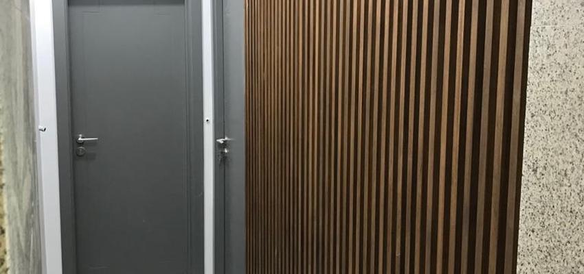 Pasillo Estilo moderno Color marron, gris, gris  diseñado por SENIA STAND S.L. | Gremio | Copyright SENIA STAND S.L.