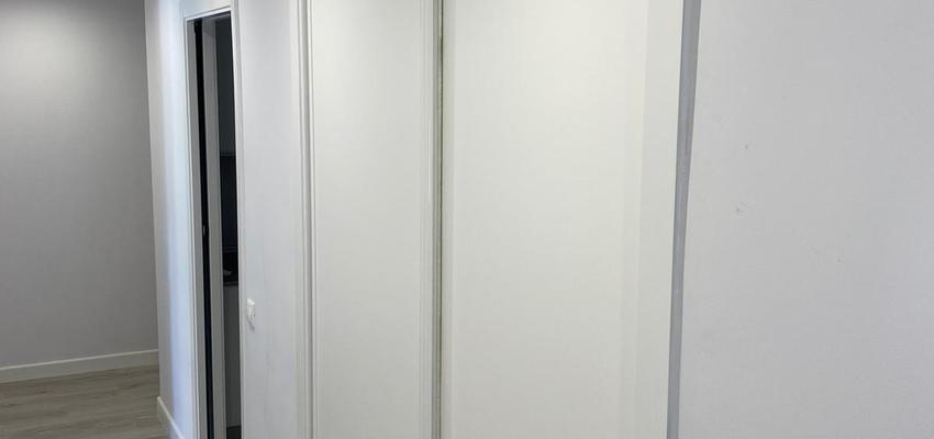 Pasillo Estilo moderno Color beige, blanco, gris  diseñado por SENIA STAND S.L. | Gremio | Copyright SENIA STAND S.L.