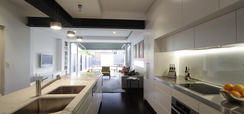 Cocina Estilo moderno Color blanco, gris, gris  diseñado por Refomas Barcelona Rubio | Gremio | Copyright reformas barcelona rubio