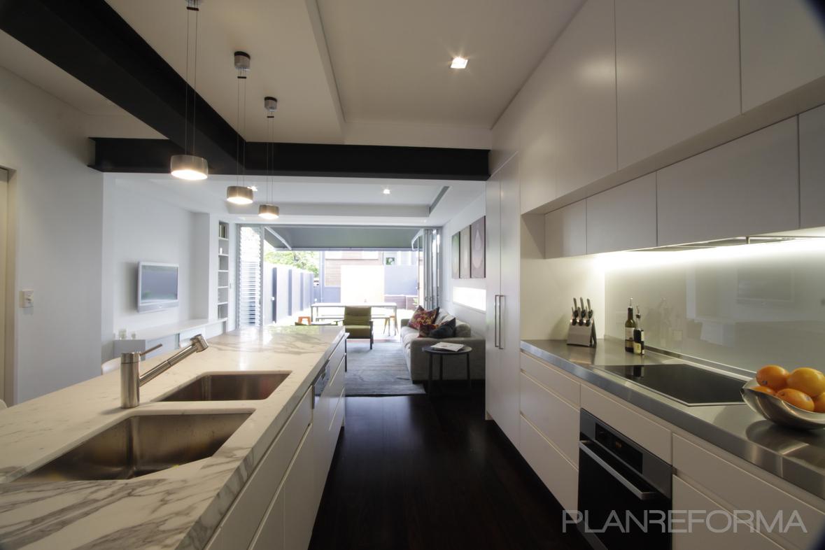 Cocina Estilo moderno Color blanco, gris, gris  diseñado por Refomas Barcelona Rubio | Gremio | Copyright reformas barcelona rubio