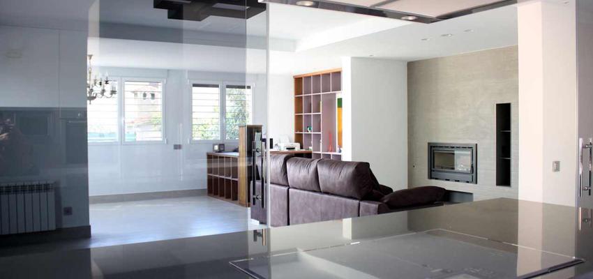 Cocina, Salon Estilo moderno Color blanco, gris, gris  diseñado por Refomas Barcelona Rubio | Gremio | Copyright reformas barcelona rubio