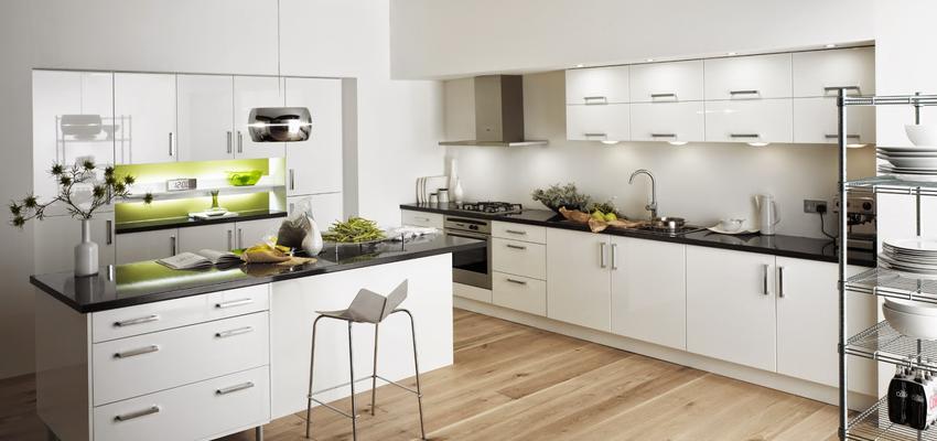 Cocina Estilo moderno Color marron, blanco, negro  diseñado por Refomas Barcelona Rubio | Gremio | Copyright reformas barcelona rubio