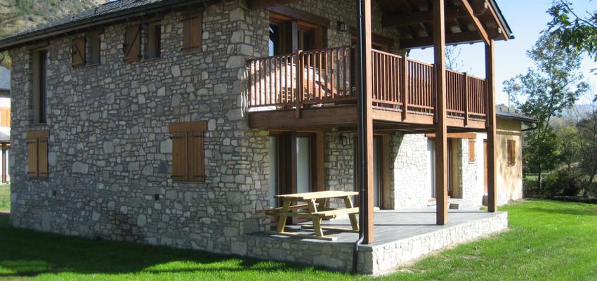 Exterior Estilo rustico Color marron, marron, gris  diseñado por Refomas Barcelona Rubio | Gremio | Copyright reformas barcelona rubio