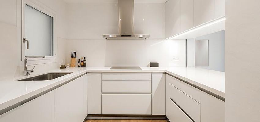 Cocina Estilo clasico Color blanco, gris  diseñado por Refomas Barcelona Rubio | Gremio | Copyright reformas barcelona rubio