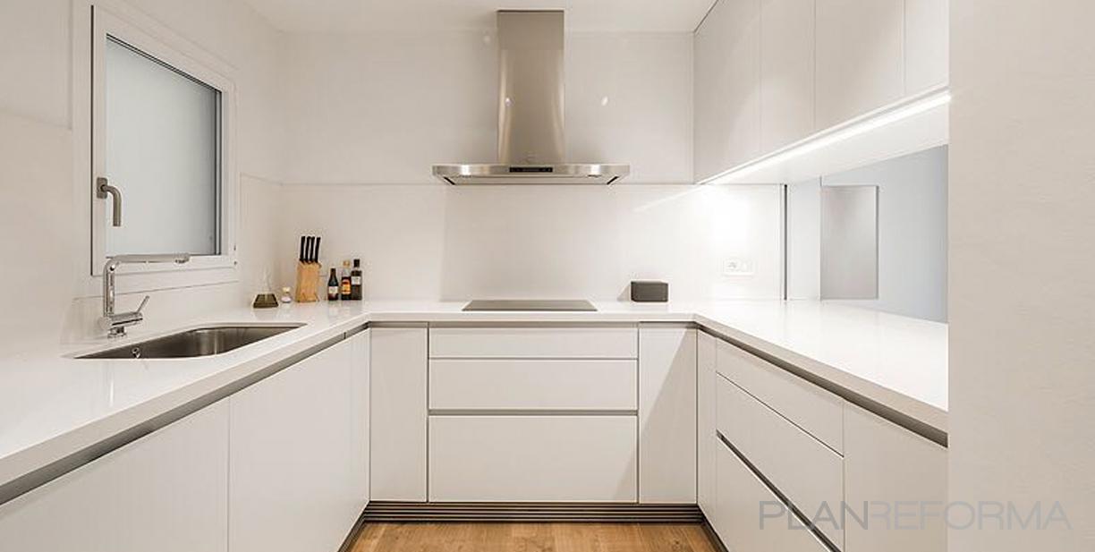Cocina Estilo clasico Color blanco, gris  diseñado por Refomas Barcelona Rubio | Gremio | Copyright reformas barcelona rubio