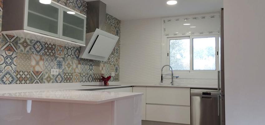 Cocina Estilo moderno Color blanco, gris, gris  diseñado por Refomas Barcelona Rubio | Gremio | Copyright reformas barcelona rubio