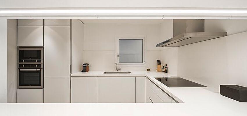Cocina Estilo moderno Color beige, blanco, negro  diseñado por Refomas Barcelona Rubio | Gremio | Copyright Reformas Barcelona Rubio