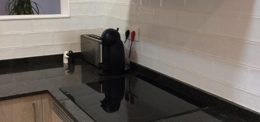 Cocina Estilo clasico Color marron, blanco, gris  diseñado por Refomas Barcelona Rubio | Gremio | Copyright Reformas Barcelona Rubio