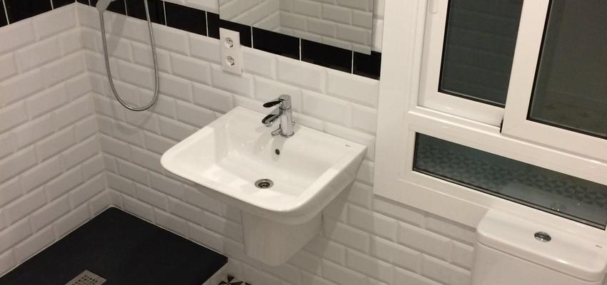 Baño Estilo moderno Color blanco, gris, negro  diseñado por Refomas Barcelona Rubio | Gremio | Copyright Reformas Barcelona Rubio