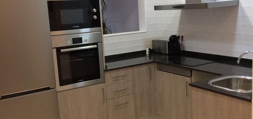 Cocina Estilo clasico Color marron, blanco, negro  diseñado por Refomas Barcelona Rubio | Gremio | Copyright Reformas Barcelona Rubio