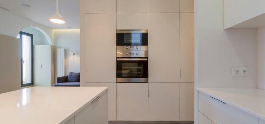 Cocina Estilo moderno Color beige, marron, blanco  diseñado por Refomas Barcelona Rubio | Gremio | Copyright Reformas Barcelona Rubio