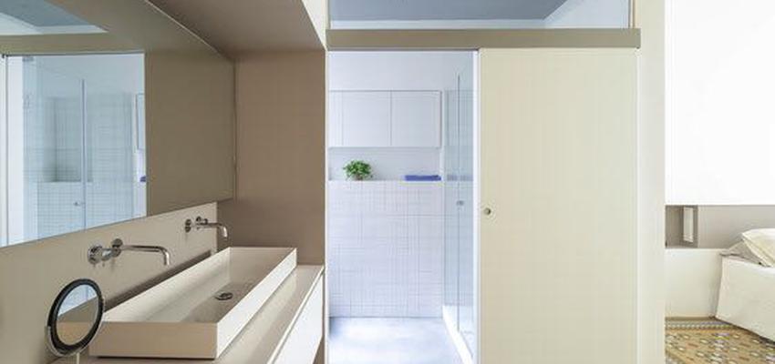 Dormitorio Estilo moderno Color marron, beige, plateado  diseñado por Refomas Barcelona Rubio | Gremio | Copyright Reformas Barcelona Rubio