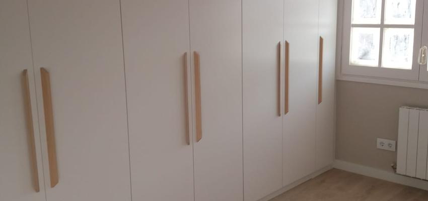 Dormitorio Estilo moderno Color beige, marron, blanco  diseñado por Refomas Barcelona Rubio | Gremio | Copyright Reformas Barcelona Rubio