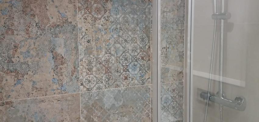 Baño Estilo moderno Color marron, blanco, gris  diseñado por Refomas Barcelona Rubio | Gremio | Copyright Reformas Barcelona Rubio