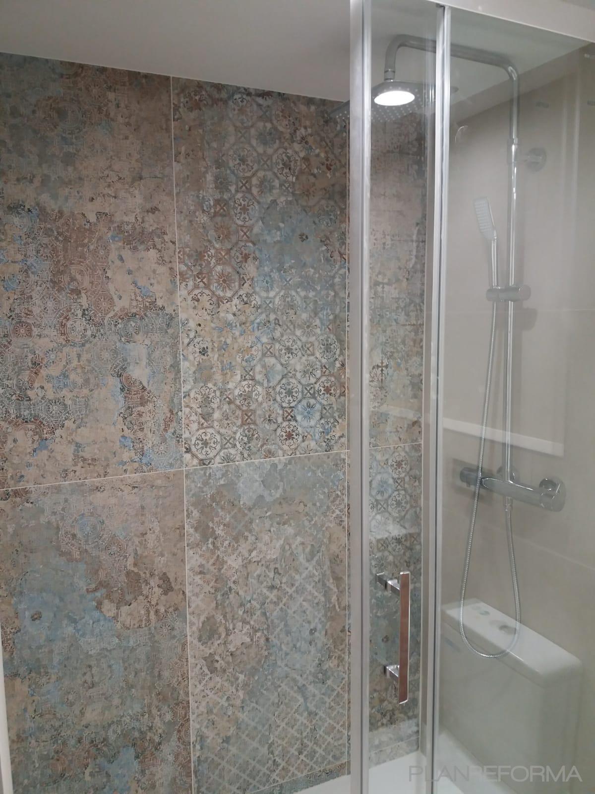 Baño Estilo moderno Color marron, blanco, gris