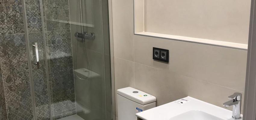 Baño Estilo clasico Color marron, blanco  diseñado por Refomas Barcelona Rubio | Gremio | Copyright Reformas Barcelona Rubio