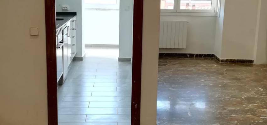 Comedor, Cocina Estilo clasico Color beige, marron, blanco  diseñado por Refomas Barcelona Rubio | Gremio | Copyright Reformas Barcelona Rubio