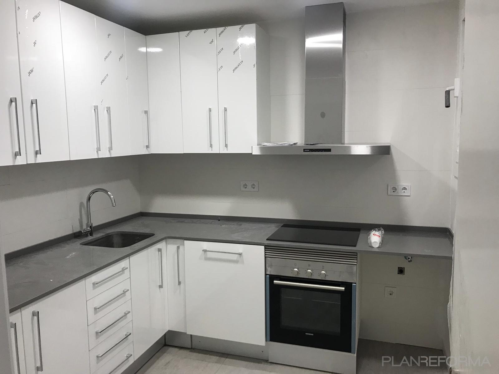 Cocina Estilo clasico Color blanco, gris, gris