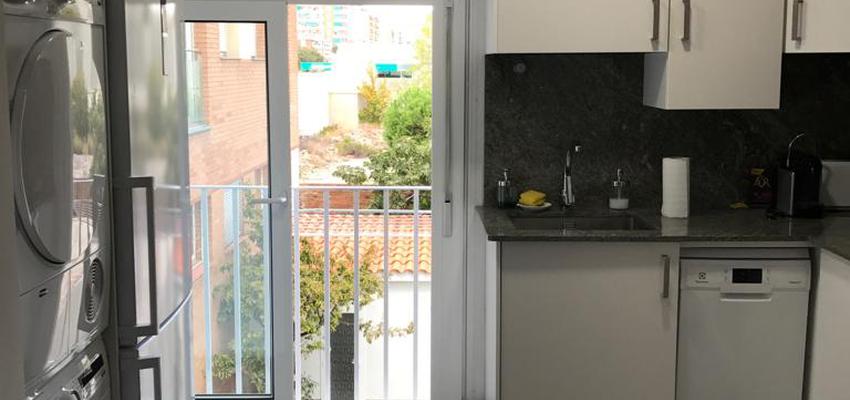 Cocina Estilo moderno Color blanco, gris, gris  diseñado por Refomas Barcelona Rubio | Gremio | Copyright Reformas Barcelona Rubio