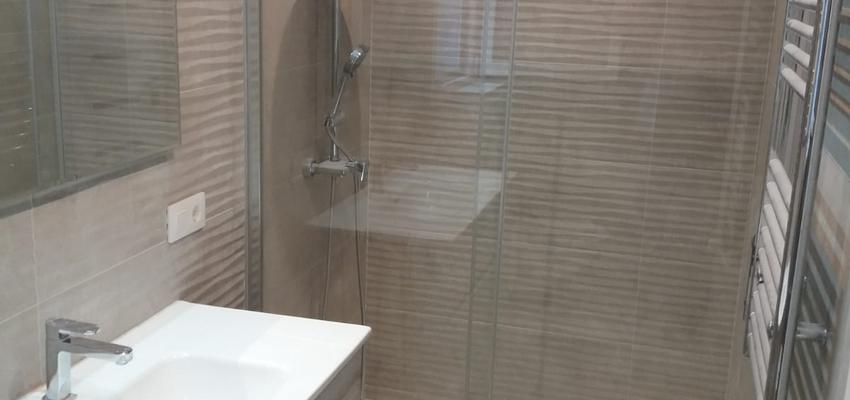 Baño Estilo clasico Color marron, blanco  diseñado por Refomas Barcelona Rubio | Gremio | Copyright Reformas Barcelona Rubio
