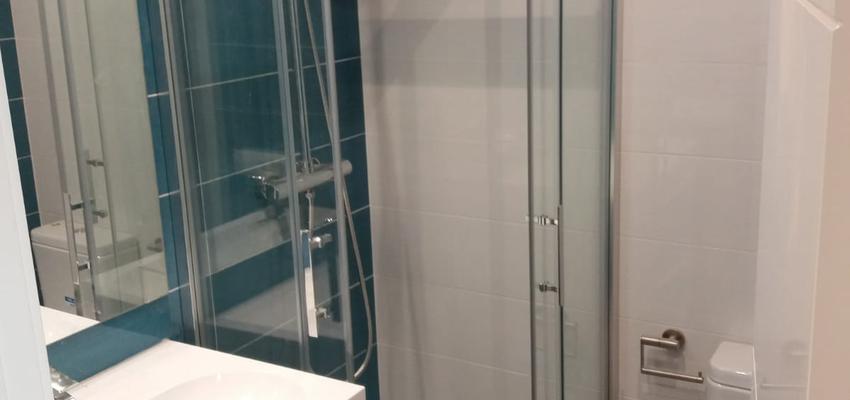 Baño Estilo moderno Color azul oscuro, blanco  diseñado por Refomas Barcelona Rubio | Gremio | Copyright Reformas Barcelona Rubio