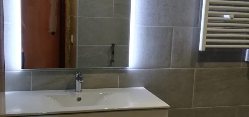 Baño Estilo moderno Color blanco, gris, gris  diseñado por Refomas Barcelona Rubio | Gremio | Copyright Reformas Barcelona Rubio