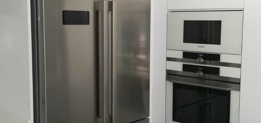 Cocina Estilo moderno Color beige, blanco, gris  diseñado por Refomas Barcelona Rubio | Gremio | Copyright Reformas Barcelona Rubio