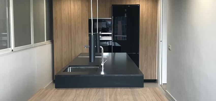Cocina Estilo moderno Color beige, blanco, negro  diseñado por Refomas Barcelona Rubio | Gremio | Copyright Reformas Barcelona Rubio